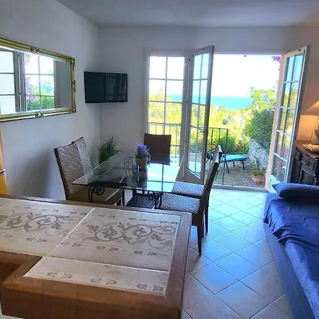 Semesterbostad Seaview House - 6-min Walk To & Restaurants - Pool - Private Underground Garage Box - Garden - Near Cannes Théoule-sur-Mer